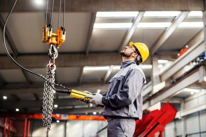 Lifting Equipment Guide With Material Handling and Safety Insights